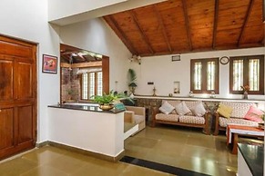 Kerala Style Villa by Stayjade | AC | 4bhk | fishpond