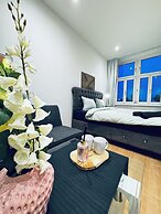 Lovely 4BR Apt Near Kaufpark Alterlaa