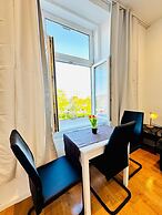 Cozy 3BR Apt Near Kaufpark Alterlaa