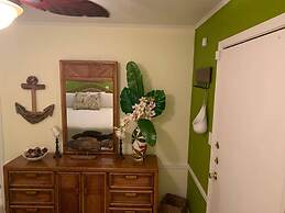 2521 ALOHA King Bed with Sleeper Sofa