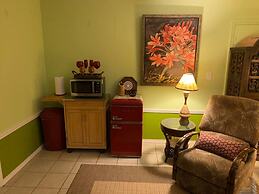 2521 ALOHA King Bed with Sleeper Sofa