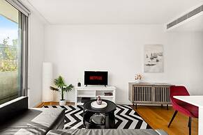 Central Modern 1 Bedroom With Air-con Balcony