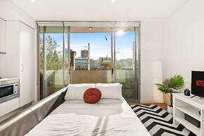 Central Modern 1 Bedroom With Air-con Balcony