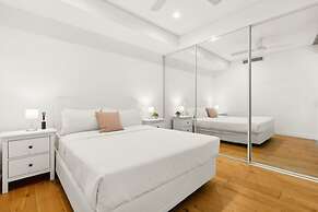 Central Modern 1 Bedroom With Air-con Balcony