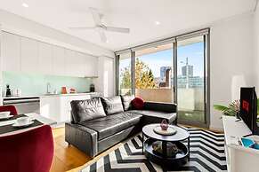 Central Modern 1 Bedroom With Air-con Balcony