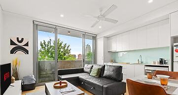 Central Stylish 1 Bedroom With Balcony and Air-con