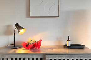 Central Stylish 1 Bedroom With Balcony and Air-con