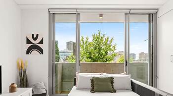 Central Stylish 1 Bedroom With Balcony and Air-con