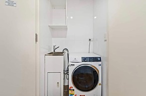 Central Stylish 1 Bedroom With Balcony and Air-con