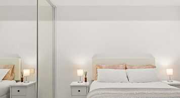 Central Stylish 1 Bedroom With Balcony and Air-con