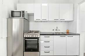 Peaceful 2 Bedroom With Private Backyard and BBQ