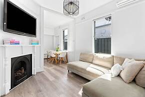 Peaceful 2 Bedroom With Private Backyard and BBQ