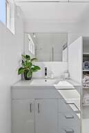 Peaceful 2 Bedroom With Private Backyard and BBQ