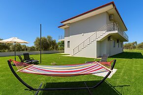 Aigli Garden Getaway, Steps From Vrasna Beach