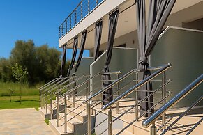 Aigli Garden Getaway, Steps From Vrasna Beach