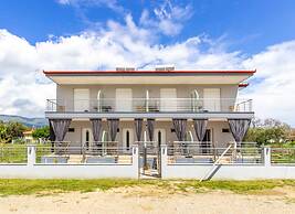 Aigli Garden Getaway, Steps From Vrasna Beach