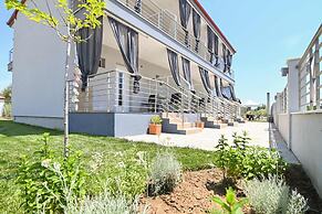 Aigli Garden Getaway, Steps From Vrasna Beach