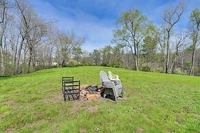9 Mi to New River Gorge: Spacious Retreat w/ Porch