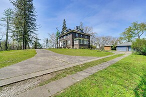 9 Mi to New River Gorge: Spacious Retreat w/ Porch