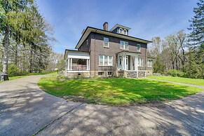 9 Mi to New River Gorge: Spacious Retreat w/ Porch