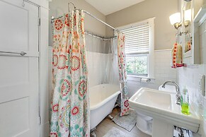 9 Mi to New River Gorge: Spacious Retreat w/ Porch