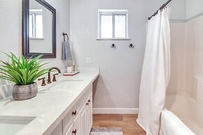 Walk to Dtwn Show Low: Townhome w/ Balcony