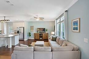 Heated Pool Beach Patio Lounge Near Downtown