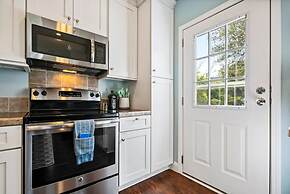 Heated Pool Beach Patio Lounge Near Downtown