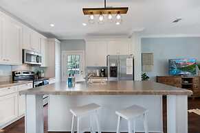 Heated Pool Beach Patio Lounge Near Downtown