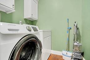 Heated Pool Beach Patio Lounge Near Downtown