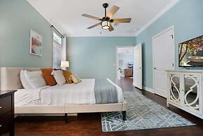 Heated Pool Beach Patio Lounge Near Downtown