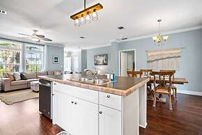 Heated Pool Beach Patio Lounge Near Downtown