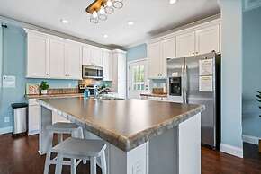 Heated Pool Beach Patio Lounge Near Downtown