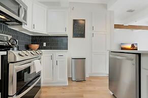 2 Steps to Ice Plant Apt in Downtown St Aug