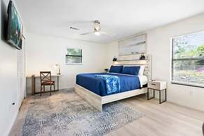 Walk to Beach BBQ Screened Patio Beach Gear