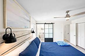 Walk to Beach BBQ Screened Patio Beach Gear