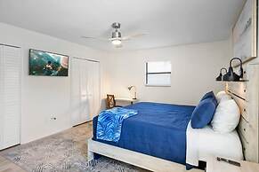 Walk to Beach BBQ Screened Patio Beach Gear