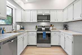 Walk to Beach BBQ Screened Patio Beach Gear