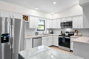 Walk to Beach BBQ Screened Patio Beach Gear