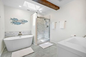 Walk to Beach BBQ Screened Patio Beach Gear