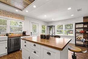 Beautiful Kitchen BBQ Outdoor Dining Big Yard