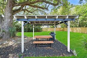 Beautiful Kitchen BBQ Outdoor Dining Big Yard