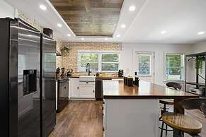 Beautiful Kitchen BBQ Outdoor Dining Big Yard