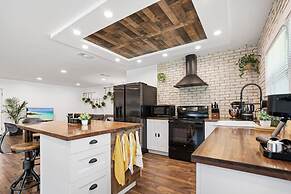 Beautiful Kitchen BBQ Outdoor Dining Big Yard