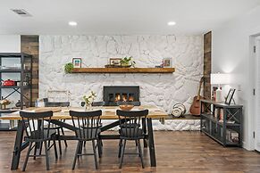Beautiful Kitchen BBQ Outdoor Dining Big Yard