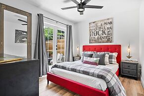 Renovated Bungalow With Work Space Kitchen Patio