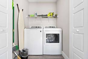 5 Minutes to Beach and Downtown Fire pit Grill