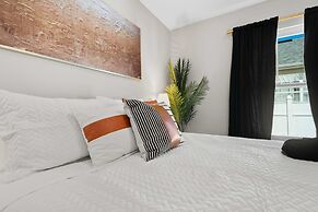 5 Minutes to Beach and Downtown Fire pit Grill