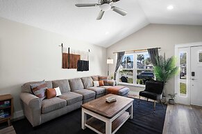5 Minutes to Beach and Downtown Fire pit Grill