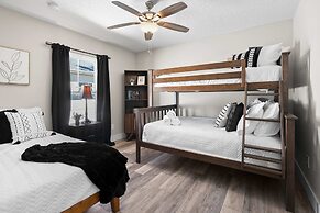 5 Minutes to Beach and Downtown Fire pit Grill